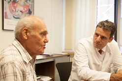 Krebspatient Klaus Kraft (links) im Gespräch mit Prof. Jürgen Weitz.  Stephan Wiegand / Medizinische Fakultät der TU Dresden